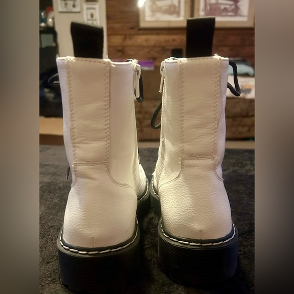 Women’s Boots - Picture 2 of 8